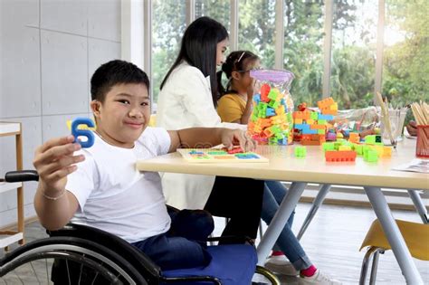 Foto de familia con un adolescente con discapacidad participando en actividades de la vida diaria.