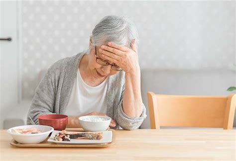 Esquema de las causas de la malnutrición en adultos mayores (pérdida dental, olfato, gusto)