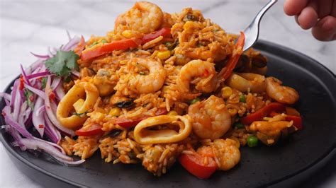 Plato de arroz a banda triturado con marisco, presentado de forma apetitosa
