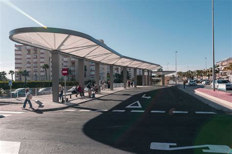 Diseño de una estación de autobuses accesible con rampas y señalización clara