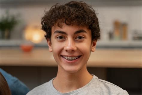 Foto de una persona mayor sonriendo mientras recibe un regalo envuelto.