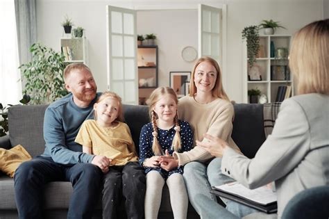 Trabajador social interactuando con una familia