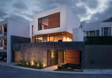 Foto de la fachada de una vivienda en un barrio residencial de Villa El Salvador, Perú, con enfoque en un tercer piso.