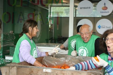 Foto de voluntarios entregando cajas de alimentos a adultos mayores