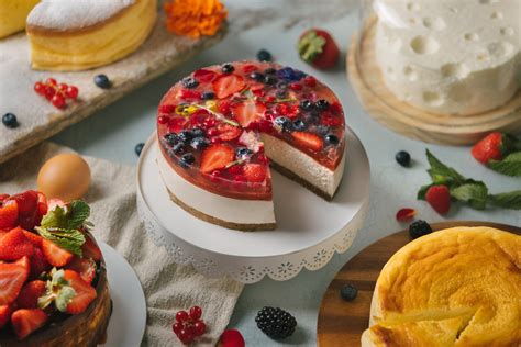 Variedad de cócteles dulces en formato mini, como cheesecakes, brownies y mousses.