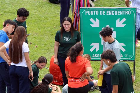 Imagen de un simulacro de evacuación en una oficina o institución