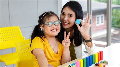 Esquema multidimensional de la discapacidad intelectual que muestra la interrelación entre el funcionamiento intelectual, la conducta adaptativa y el contexto del individuo.