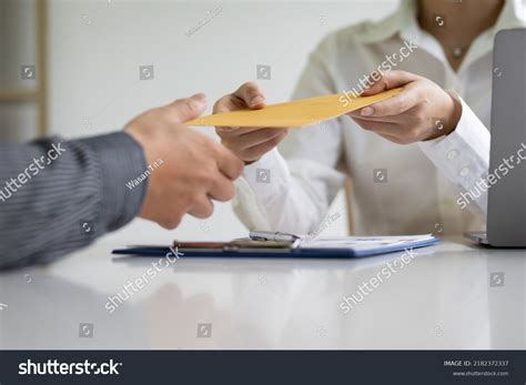 Foto: Familia tramitando documentos en una oficina