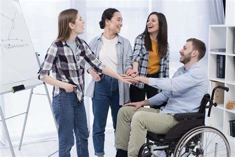 Grupo de personas con discapacidad participando en una actividad laboral