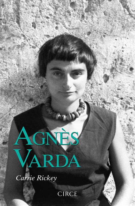 La icónica van de JR y Agnès Varda, transformada en cámara oscura, estacionada en un pintoresco pueblo francés.