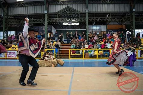 Adultos mayores bailando cueca con entusiasmo en un evento comunal