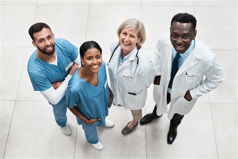 Fotografía de un equipo multidisciplinario trabajando en un diagnóstico de accesibilidad