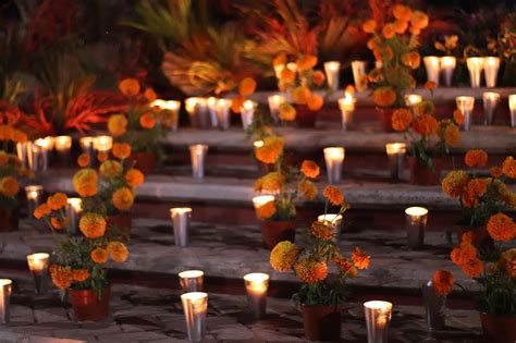Imagen de un memorial o altar con flores y velas en honor a las víctimas del incendio en Chiguayante
