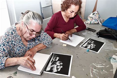 Adultos mayores participando en un taller de animación, dibujando y compartiendo historias