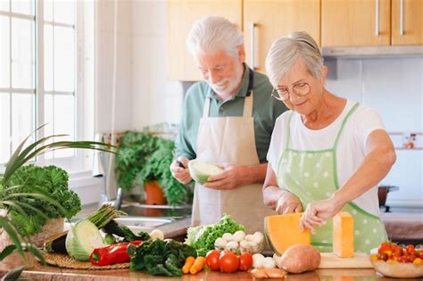 Foto temática de una persona mayor cocinando o disfrutando un plato de legumbres