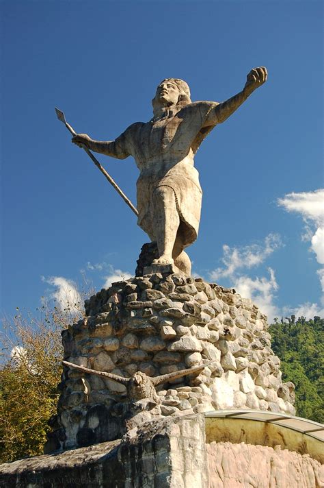 Fotografía de paisajes australes con el monumento al Indio Patagón