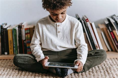 Foto: Niño con discapacidad intelectual usando una tablet para aprender ciencias