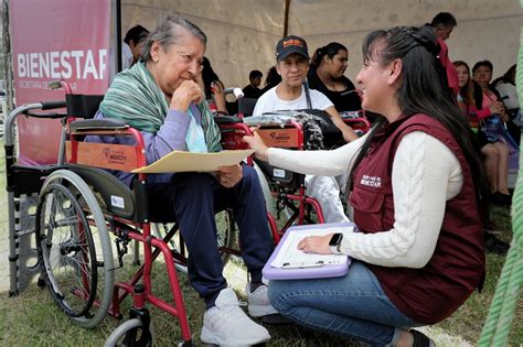 Fotografía temática: Familia recibiendo apoyo social