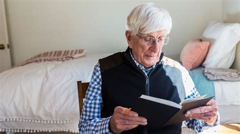 Foto temática: persona mayor leyendo o realizando actividad cognitiva