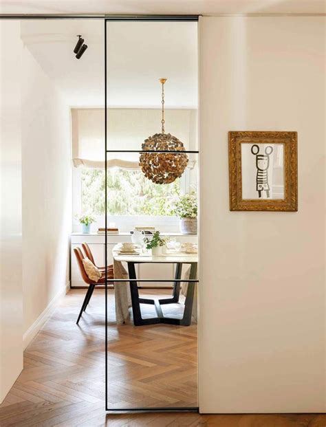 Ejemplo de puerta corredera para maximizar el espacio en un pasillo