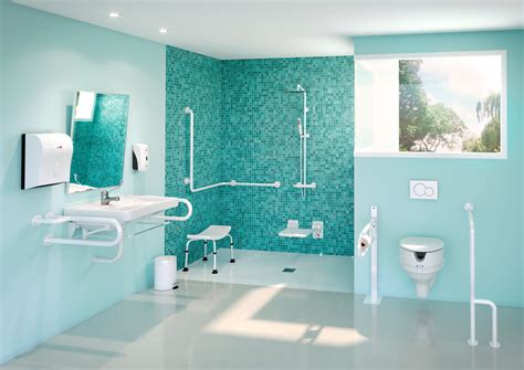 Baño adaptado con ducha a ras de suelo y barras de apoyo