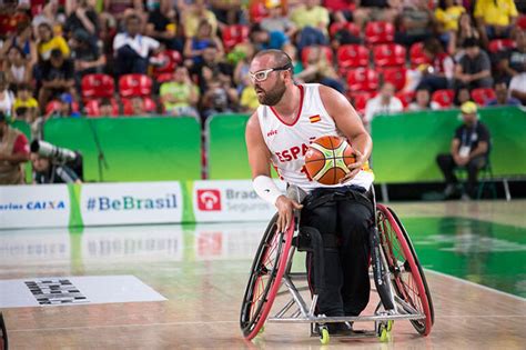 Deportistas en silla de ruedas compitiendo en básquetbol
