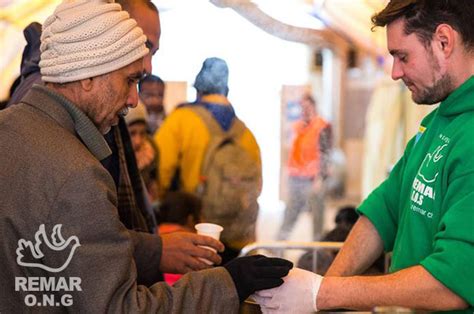 Personas sin hogar recibiendo asistencia en un refugio de emergencia durante un evento de frío extremo