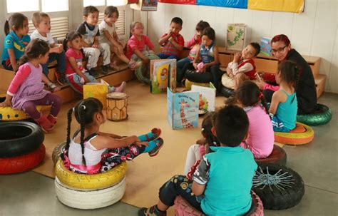 Niños refugiados en un aula participando en actividades educativas