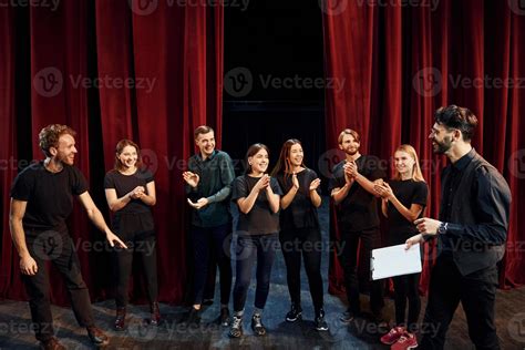 Imagen de un grupo de actores diversos en un escenario, representando la inclusión y la colaboración en proyectos artísticos.