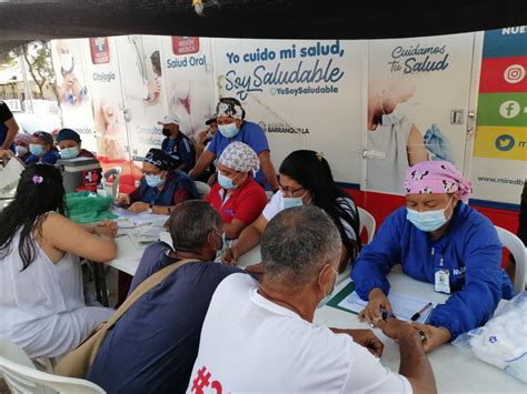 Fotografía de voluntarios de salud y miembros de la comunidad participando en jornadas de sanitización en una zona vulnerable