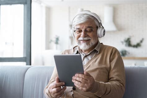 Persona mayor utilizando una tablet o smartphone para citas online