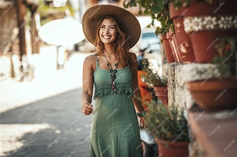 Anciano sonriendo mientras camina por un parque soleado, disfrutando del aire libre
