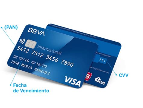 Foto de una tarjeta de crédito o credencial con un holograma de seguridad visible.