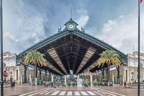 Foto de la fachada del Hotel 66 en Estación Central, Santiago, mostrando su ubicación en la calle.