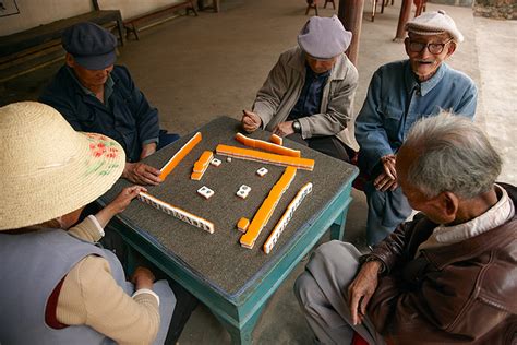 Foto de ancianos jugando al mahjong en una zona rural de China