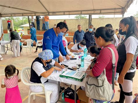 Equipo de salud en un centro de atención primaria interactuando con la comunidad