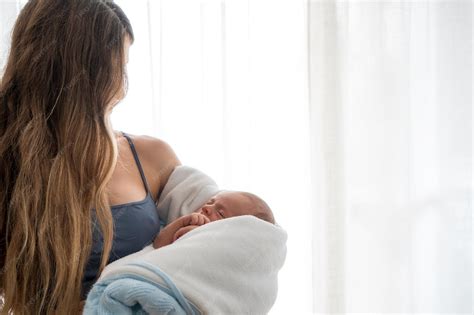 Fotografía de una madre con su bebé, ilustrando los beneficios de maternidad