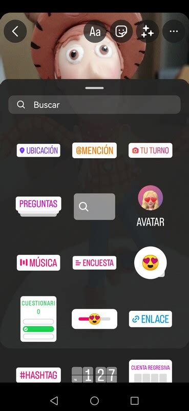 Menú de opciones para añadir stickers e imágenes a un meme