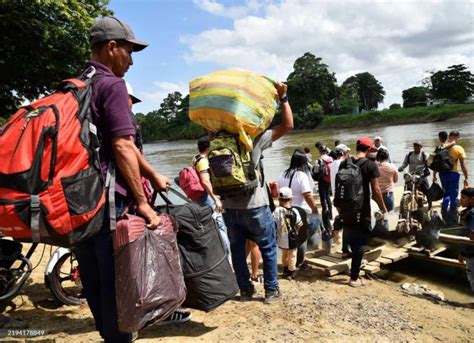 Fotografía de personas mayores desplazadas por conflicto buscando refugio