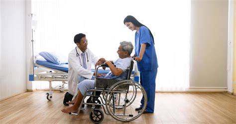 Foto de equipo multidisciplinario atendiendo a un adulto mayor en el hospital