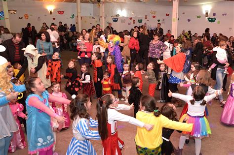 Ancianos disfrazados y bailando en una fiesta de carnaval