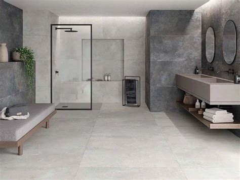 Fotografía de un suelo de baño antideslizante con textura