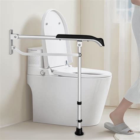 Ilustración de una persona mayor usando barras de apoyo en el baño para prevenir caídas, con énfasis en un entorno adaptado