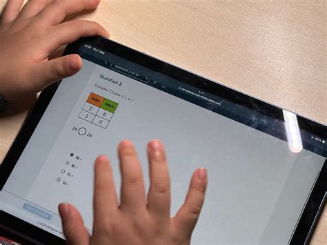 Foto de Sores Duman enseñando a Marty Weulink a usar un iPad