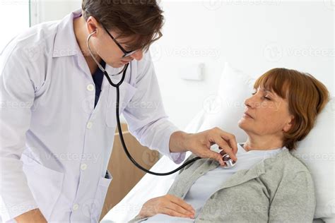 Imagen ilustrativa de un médico examinando a un paciente mayor, con énfasis en la importancia de la información médica vital.