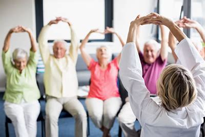 Fotografía de un adulto mayor realizando ejercicios de respiración o meditación