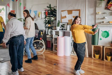 Foto de jóvenes con discapacidad intelectual bailando en una fiesta inclusiva