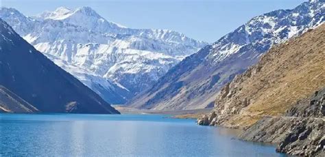 Fotografía panorámica del Embalse El Yeso con la Cordillera de los Andes de fondo