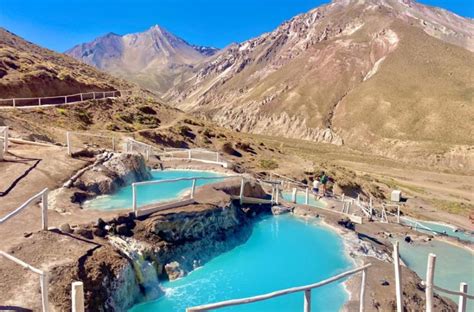 Fotografía de las Termas del Plomo con personas disfrutando de las aguas termales