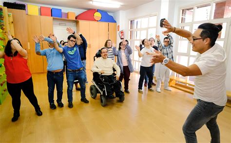 Personas con discapacidad participando activamente en talleres de manualidades o actividades deportivas recreativas